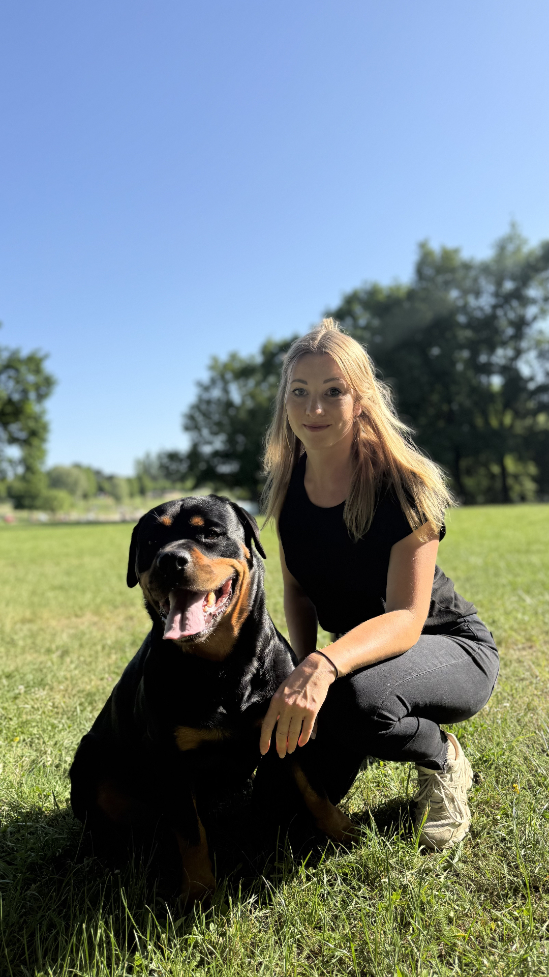 Louise, éducatrice canine passionnée, avec sa chienne Sierra